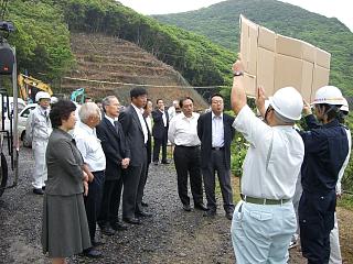 県道柏島二ツ石線道路工事現場で説明を受ける委員の写真