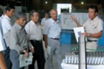 株式会社垣内高知工場で説明を受ける委員の写真